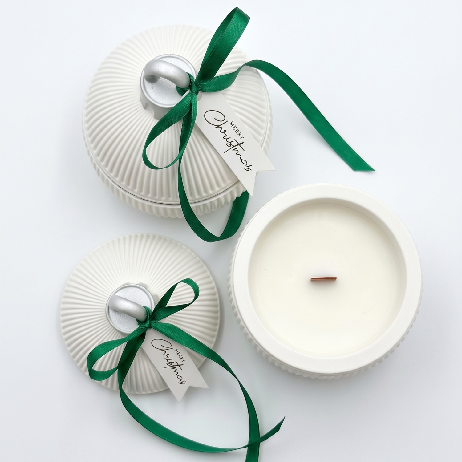 Christmas Bauble Elegance Candle - White / Gold / Winter Magic