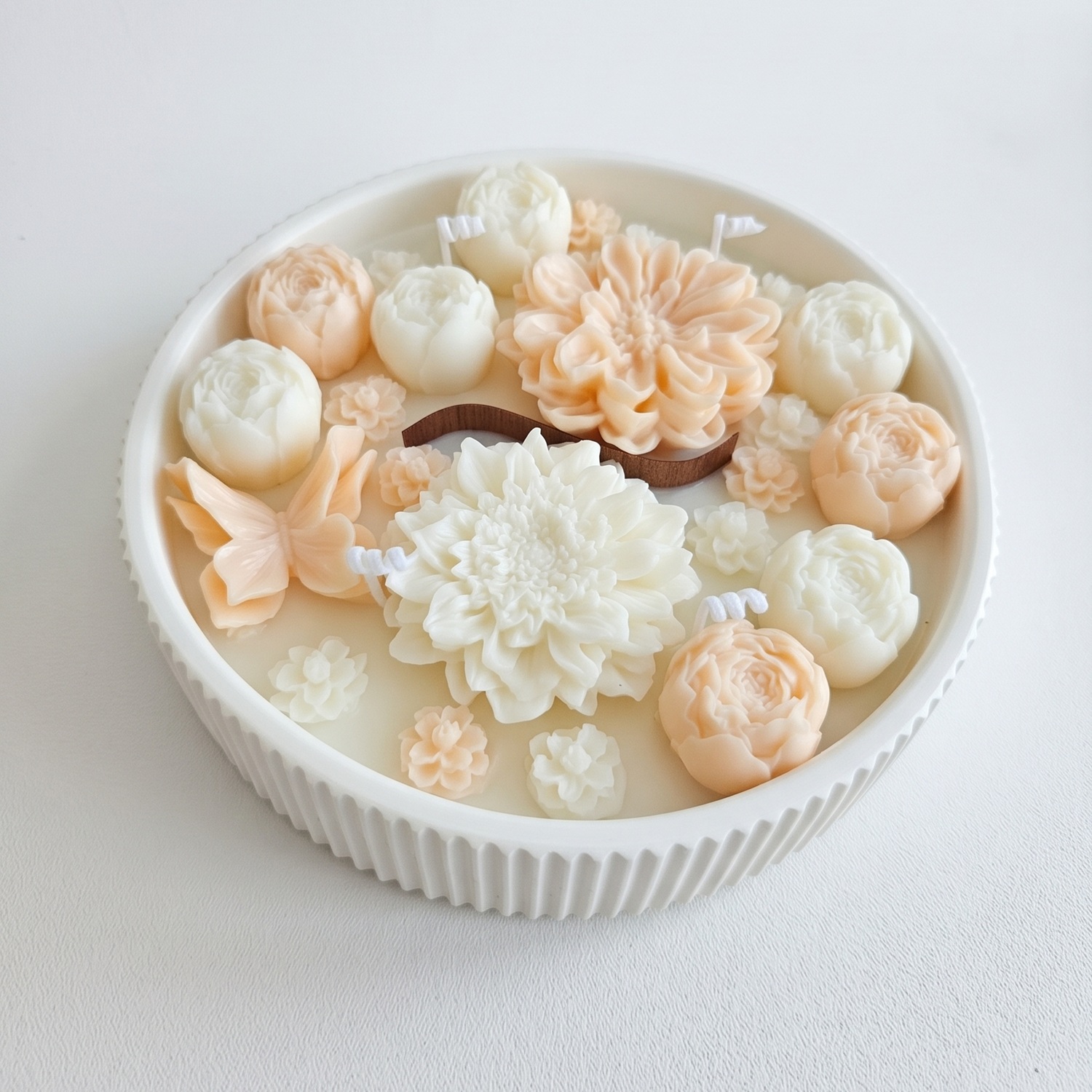 Flower Queen Candle - White / Orange-pink / Vanilla, Icelandic Coconut